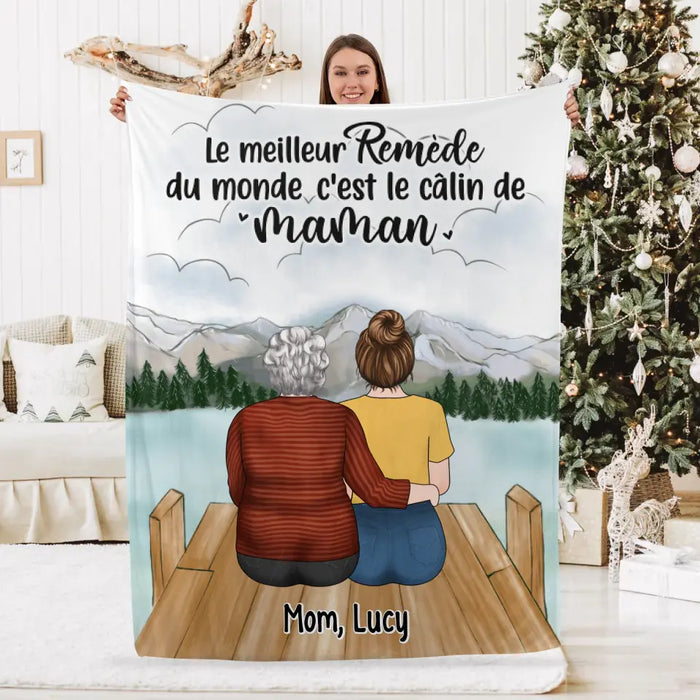 Le Meilleur Remède Du Monde C'est Le Câlin De Maman - Personalized Blanket For Mom, Daughters, Mother's Day